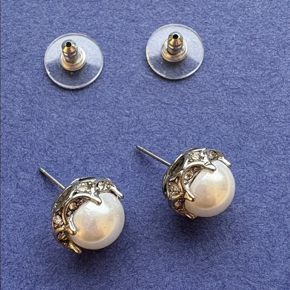 Betsey Johnson pearl crown stud earrings - Picture 2 of 5
